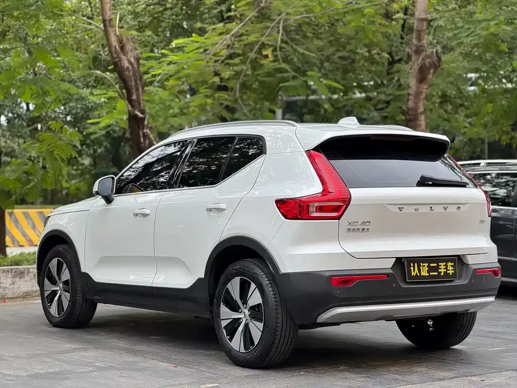 Volvo XC40 — фото 7