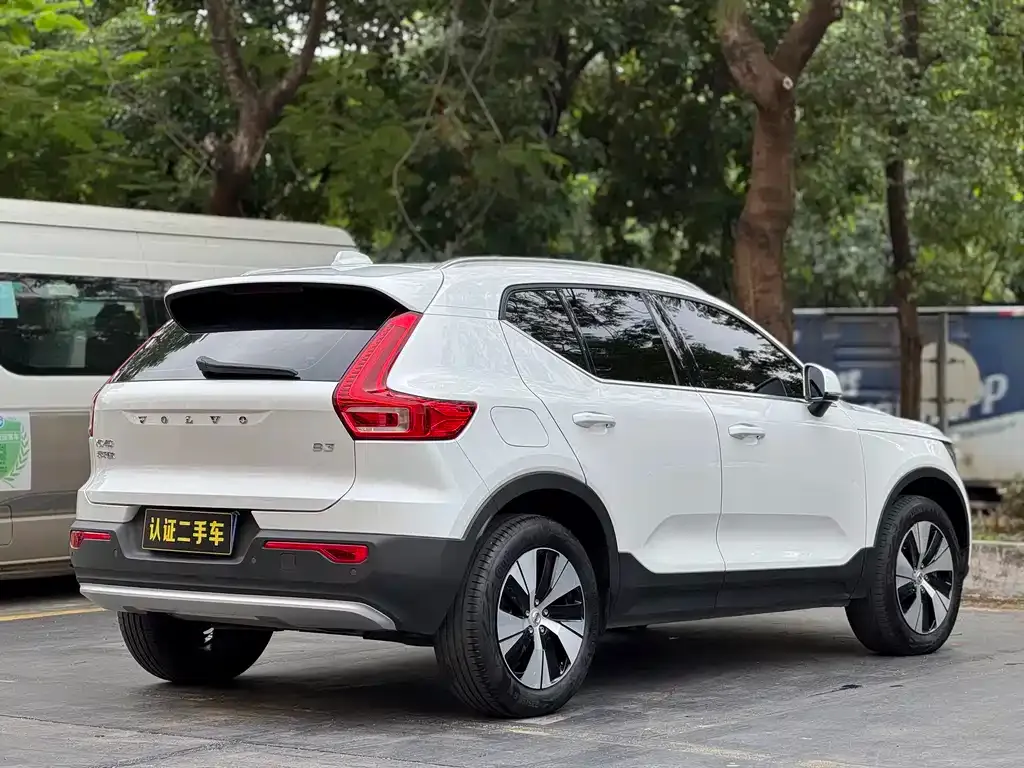 Volvo XC40 — фото 9