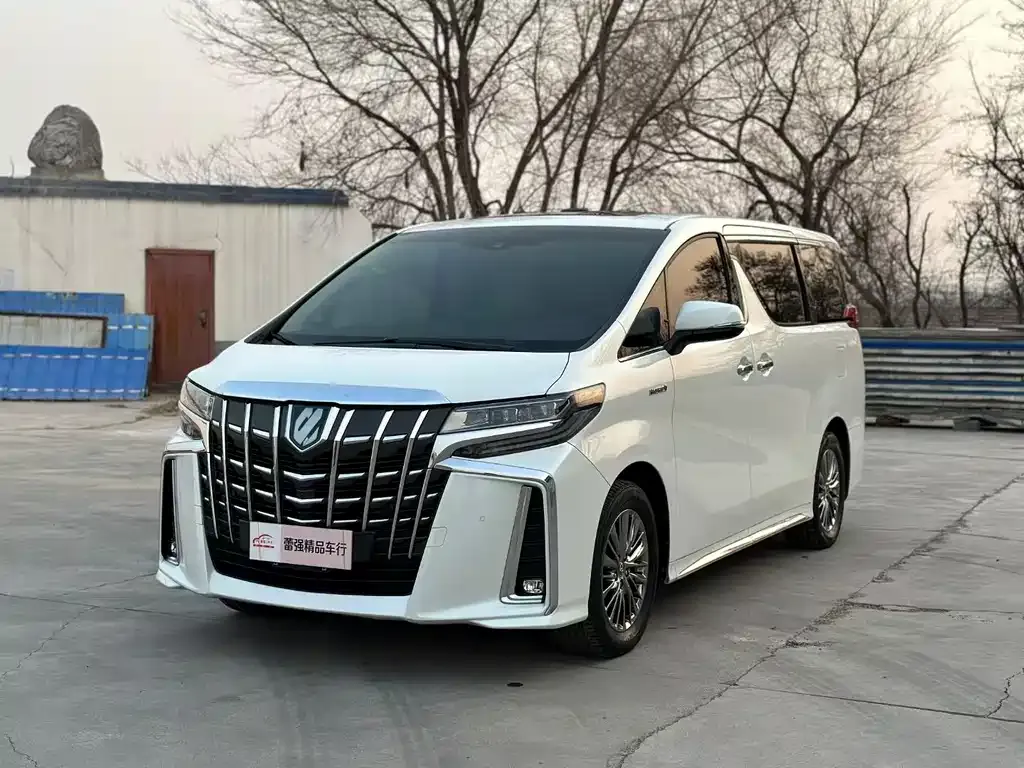 Toyota Alphard — фото 1