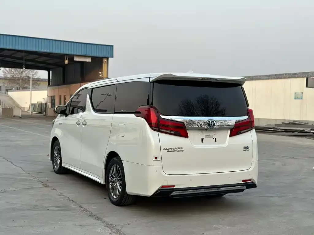 Toyota Alphard — фото 4