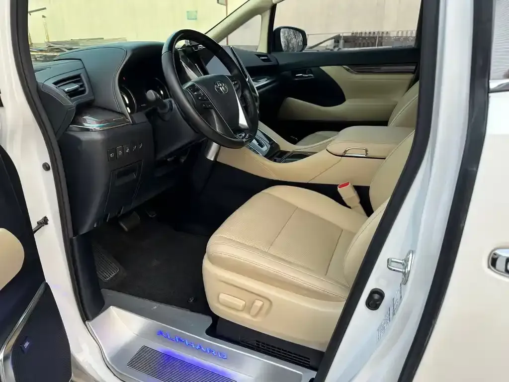 Toyota Alphard — фото 7