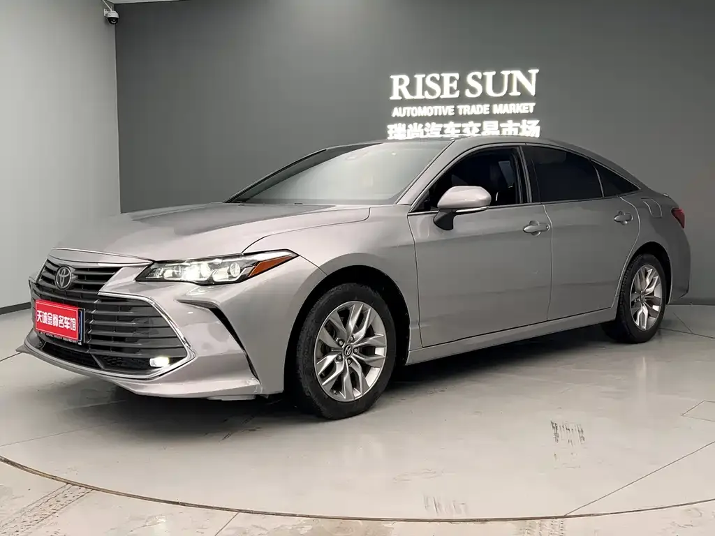 Toyota Avalon — фото 1