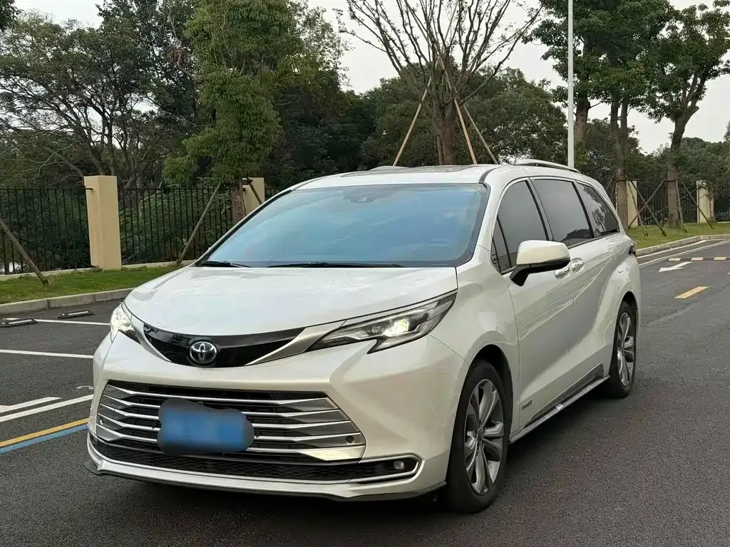 Toyota Sienna — фото 1