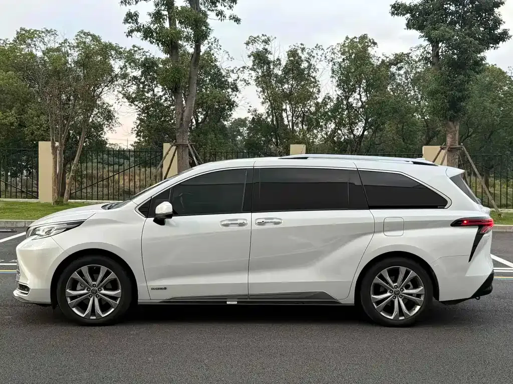 Toyota Sienna — фото 10