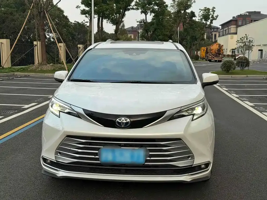 Toyota Sienna — фото 2