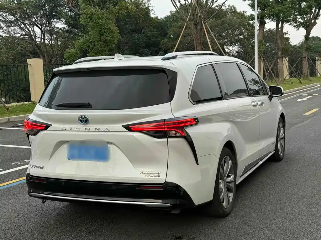 Toyota Sienna — фото 3