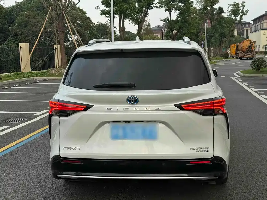 Toyota Sienna — фото 4