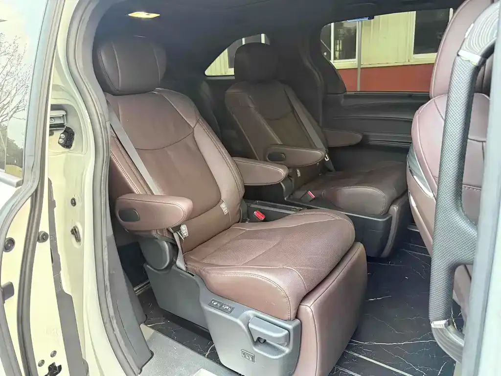 Toyota Sienna — фото 5