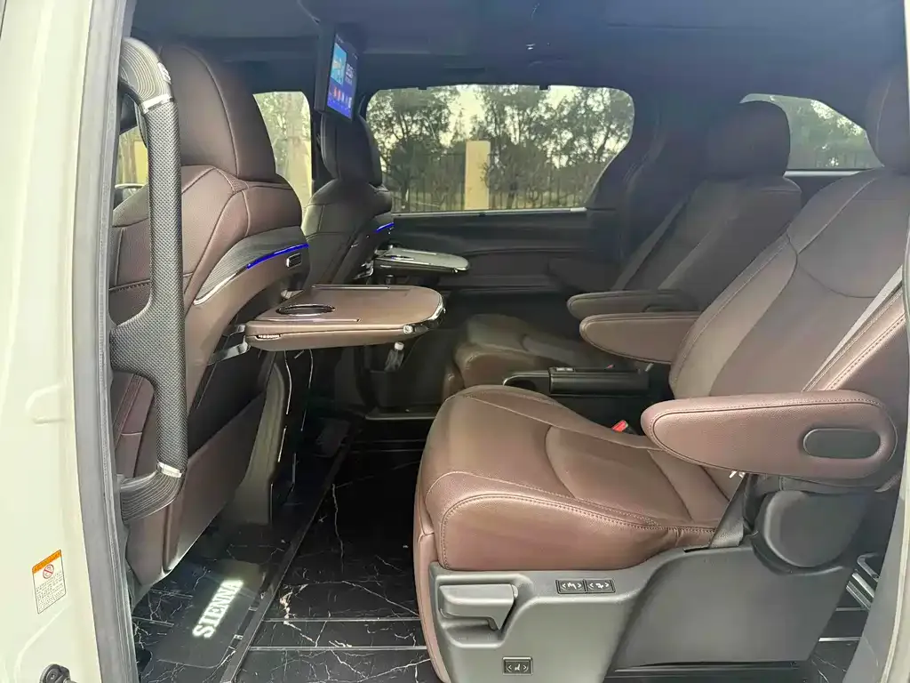 Toyota Sienna — фото 9