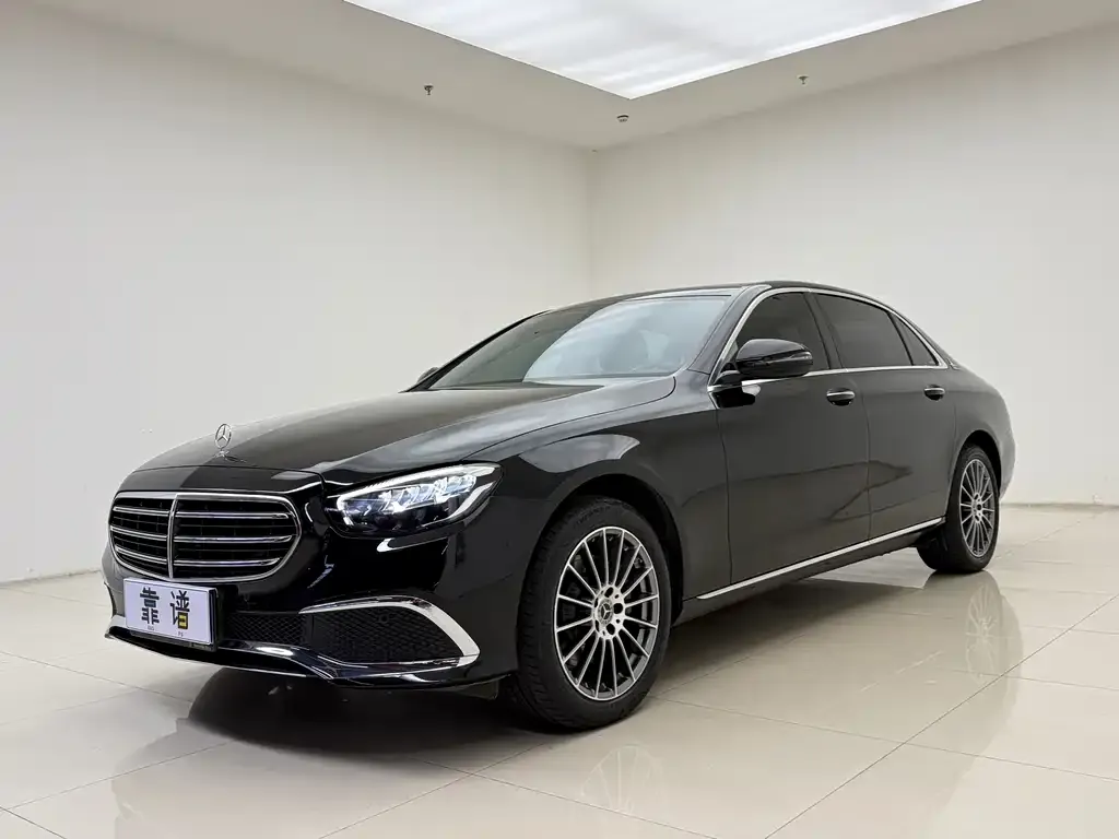 Mercedes-Benz E-Class — фото 1