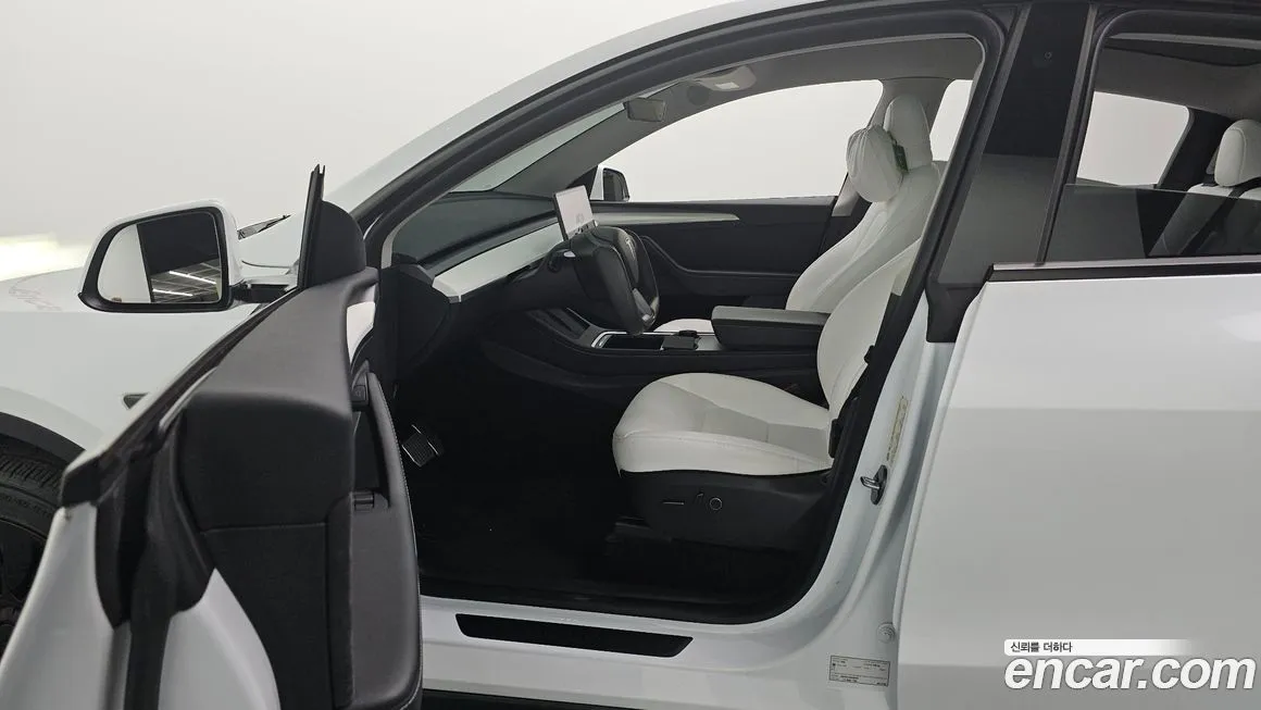Tesla Model Y — фото 10