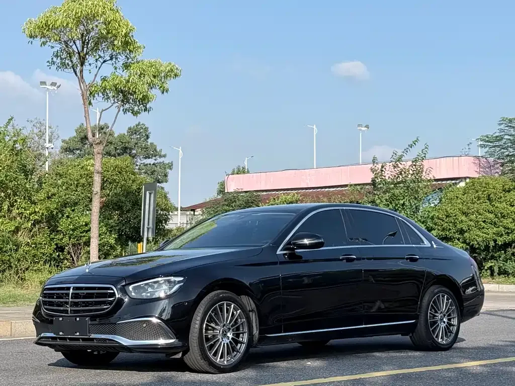 Mercedes-Benz E-Class — фото 1