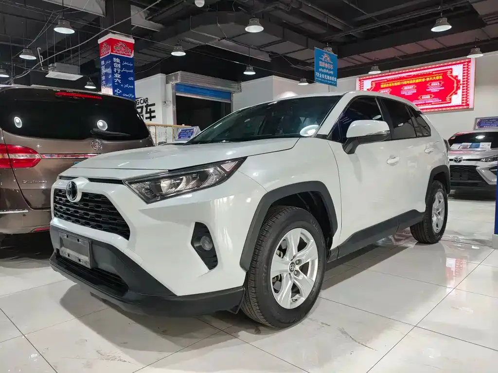 Toyota RAV4 — фото 1