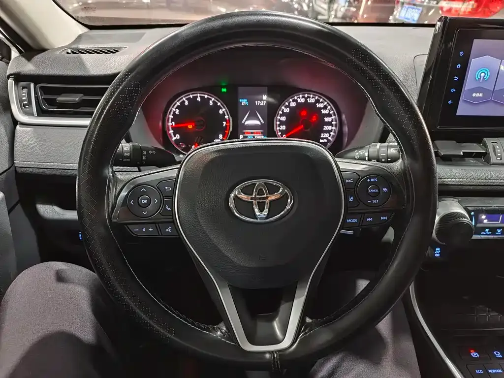 Toyota RAV4 — фото 10