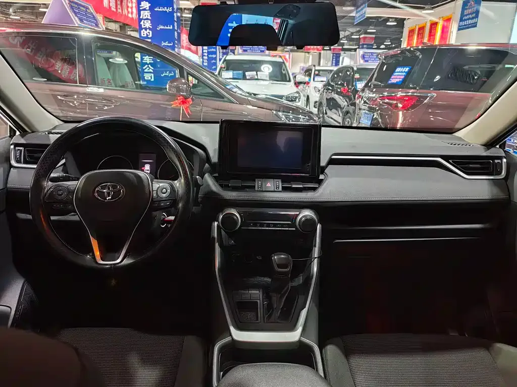Toyota RAV4 — фото 5