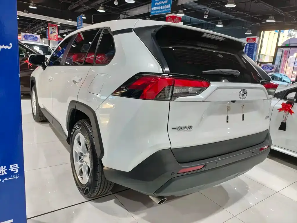 Toyota RAV4 — фото 7