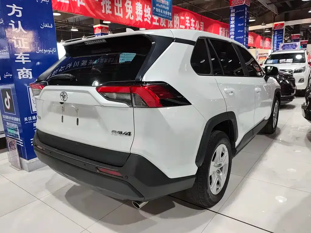Toyota RAV4 — фото 9