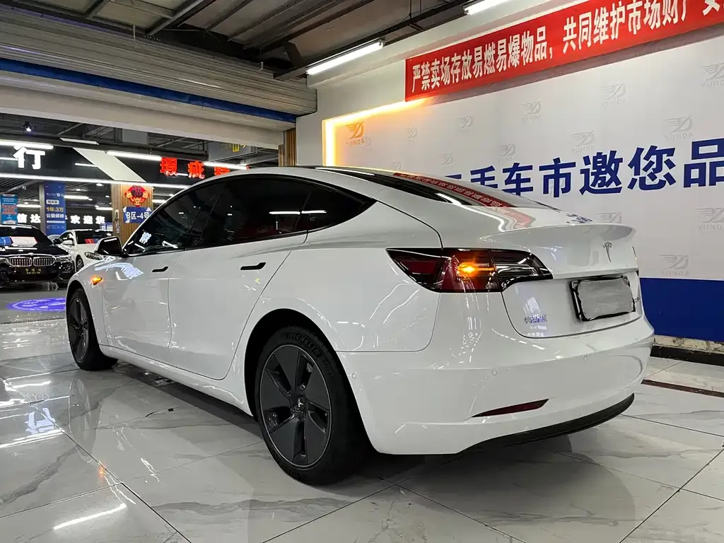 Tesla Model 3 — фото 3