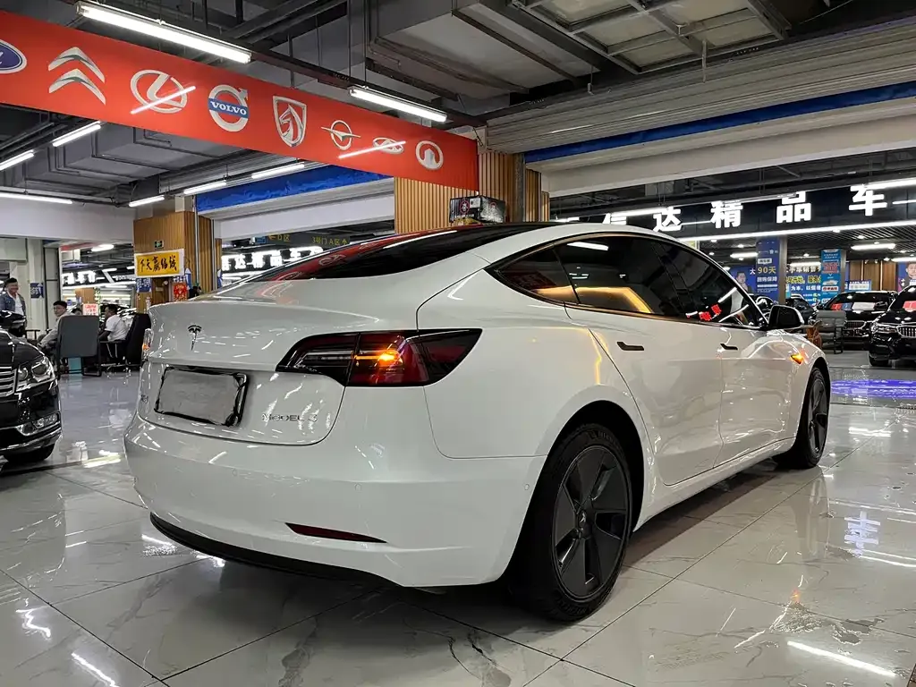Tesla Model 3 — фото 5