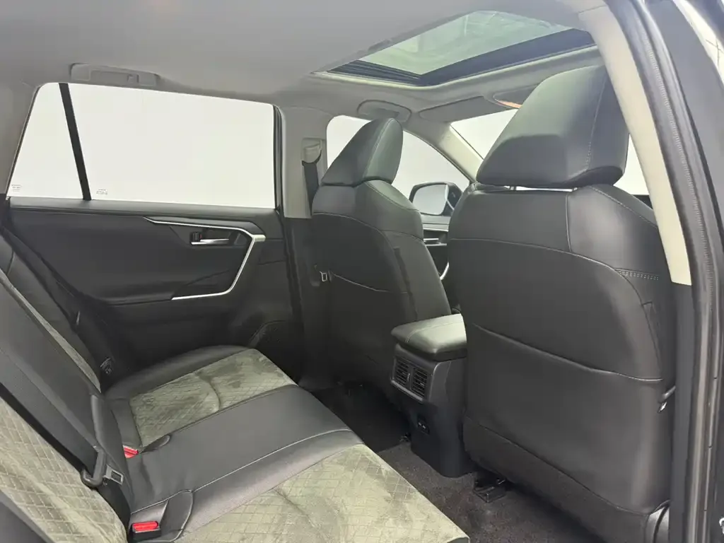 Toyota RAV4 — фото 10
