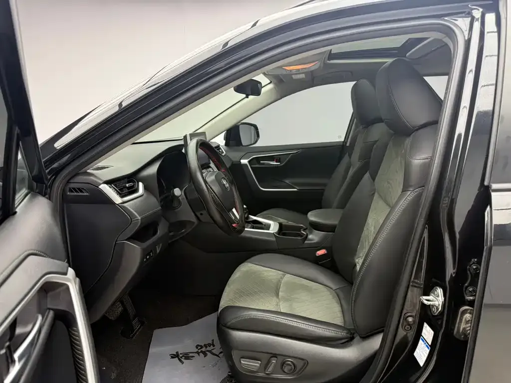 Toyota RAV4 — фото 7