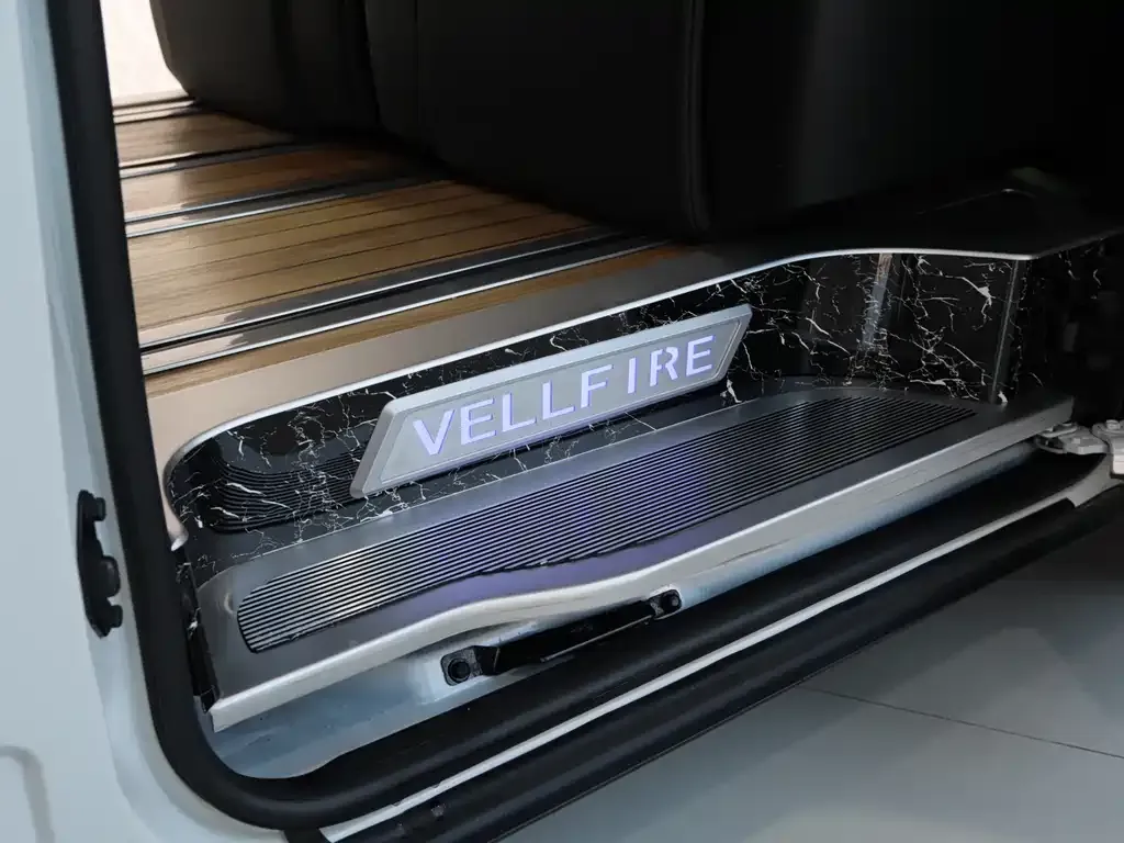 Toyota Vellfire — фото 10