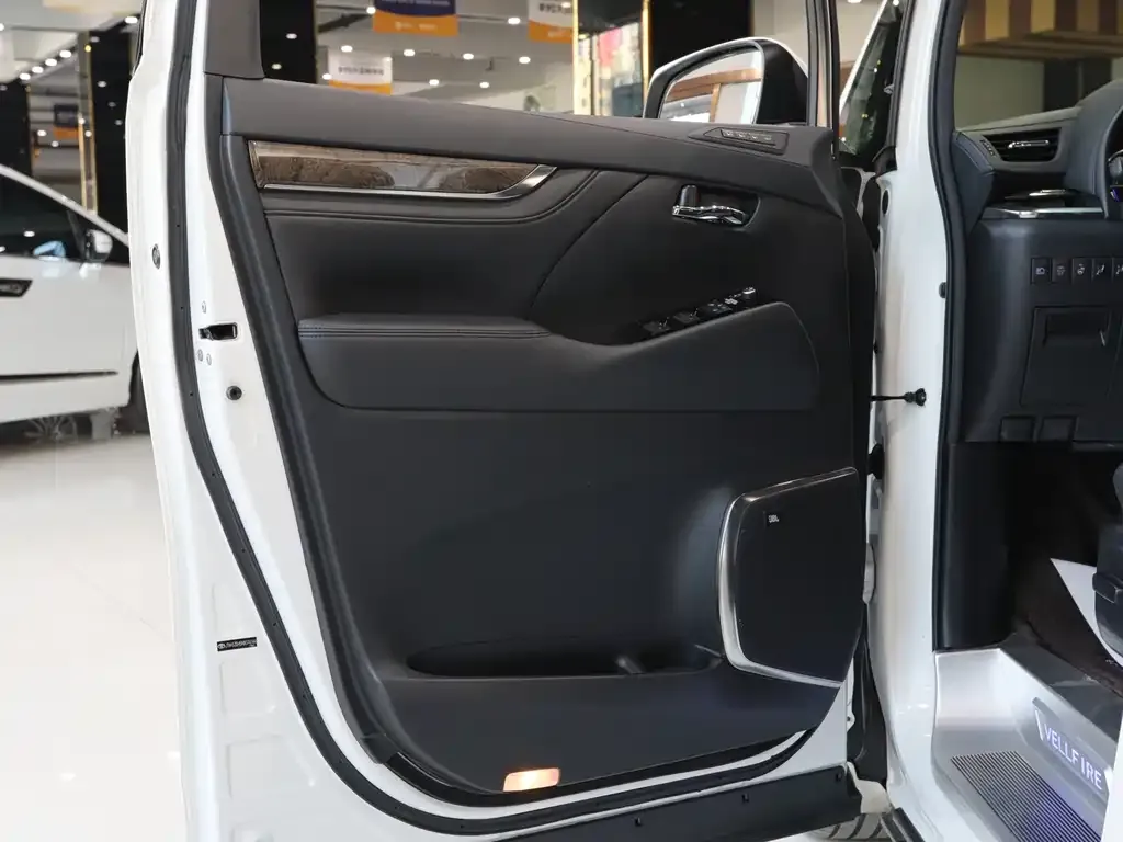 Toyota Vellfire — фото 4