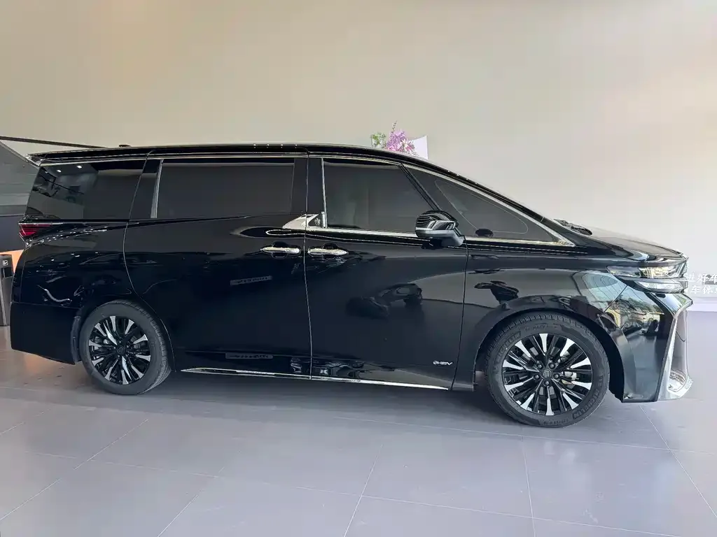 Toyota Vellfire — фото 4