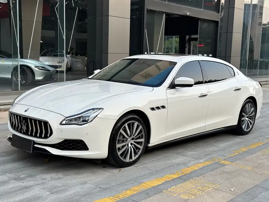 Maserati Quattroporte — фото 1