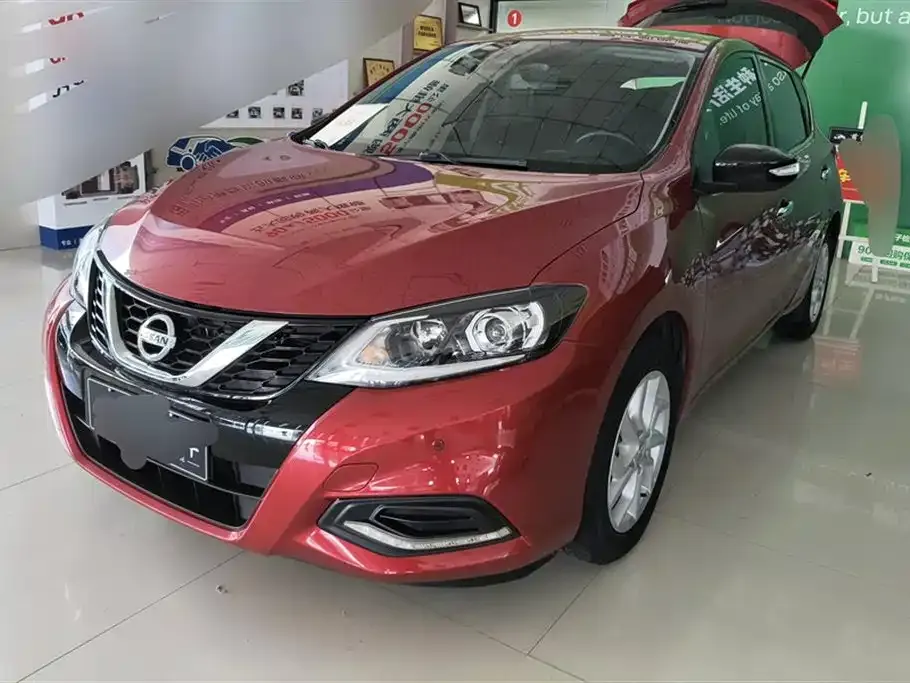 Nissan Tiida — фото 1