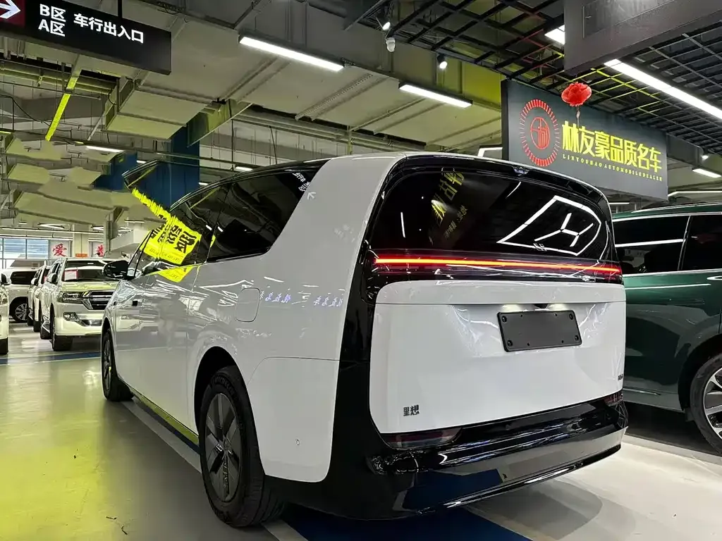 Li Auto MEGA — фото 4