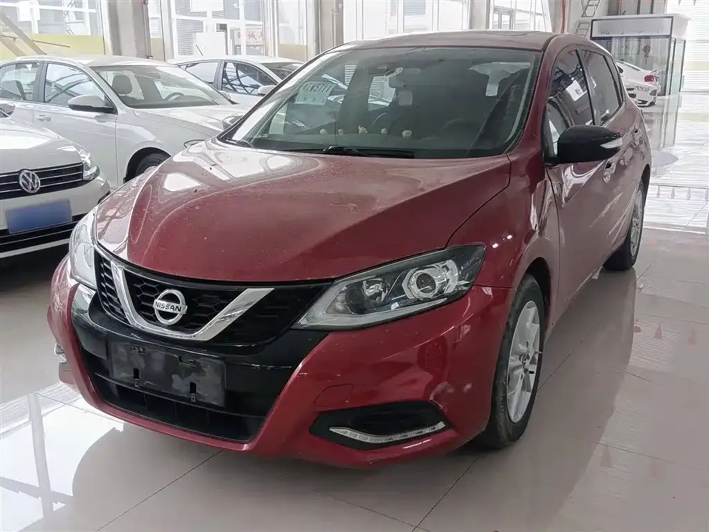 Nissan Tiida — фото 2