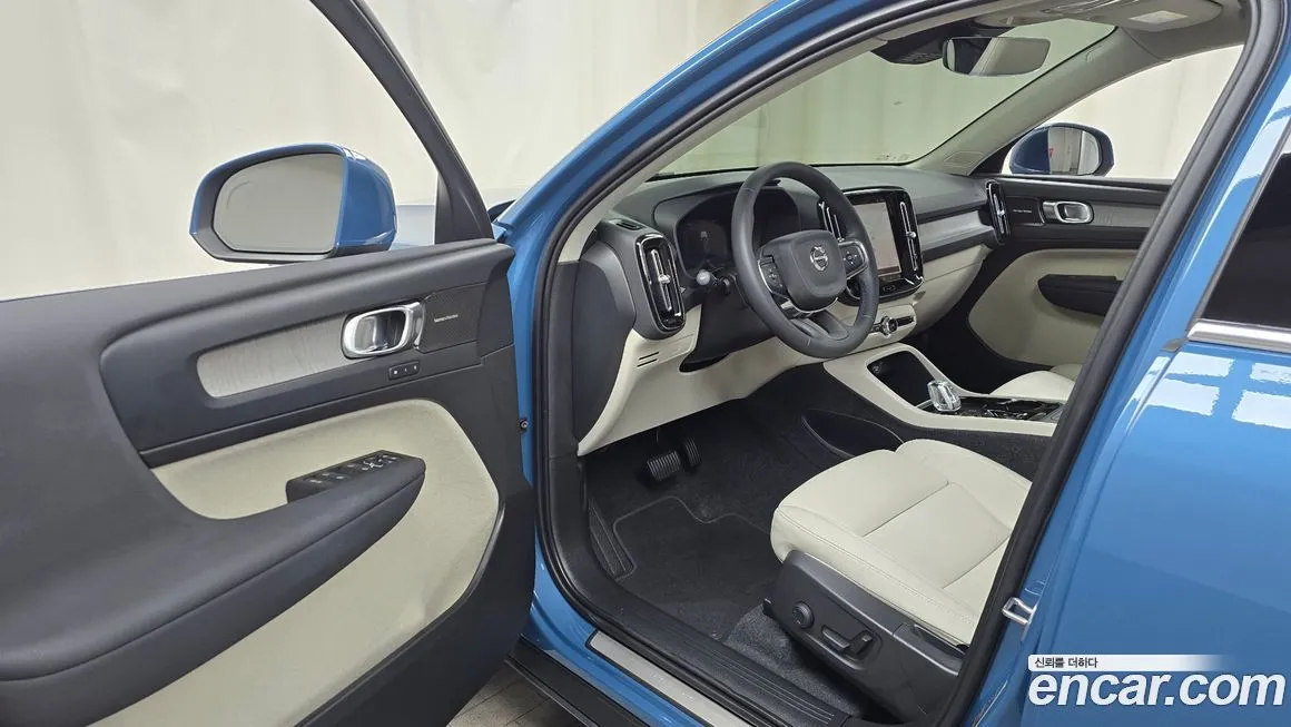 Volvo XC40 — фото 10