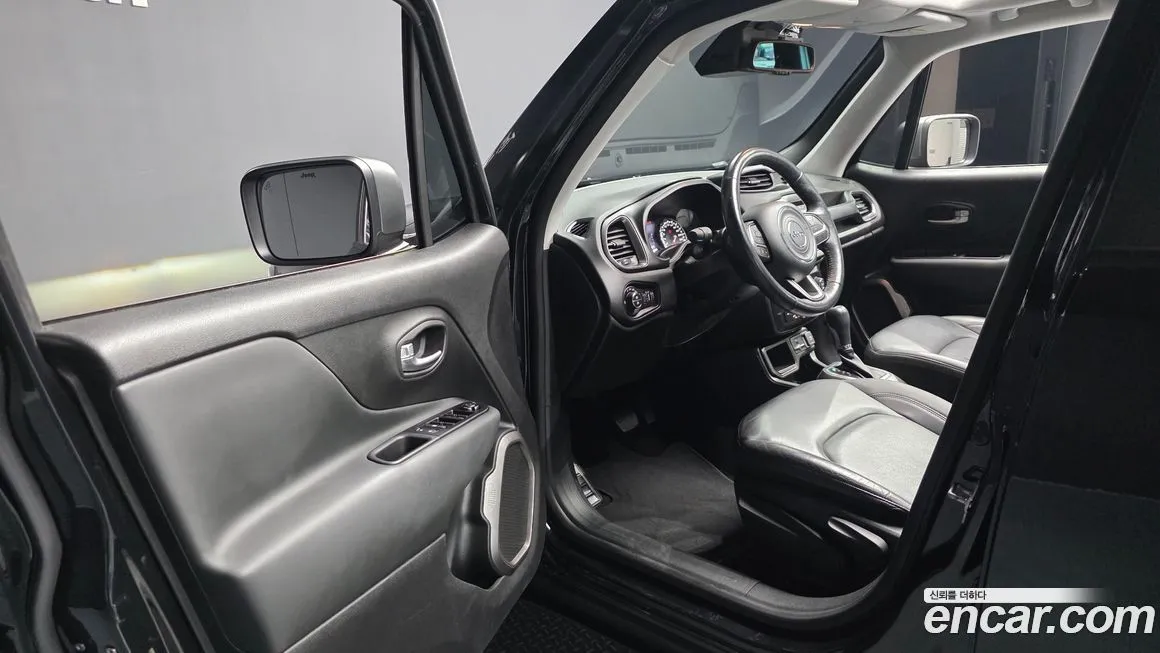 Jeep Renegade — фото 10
