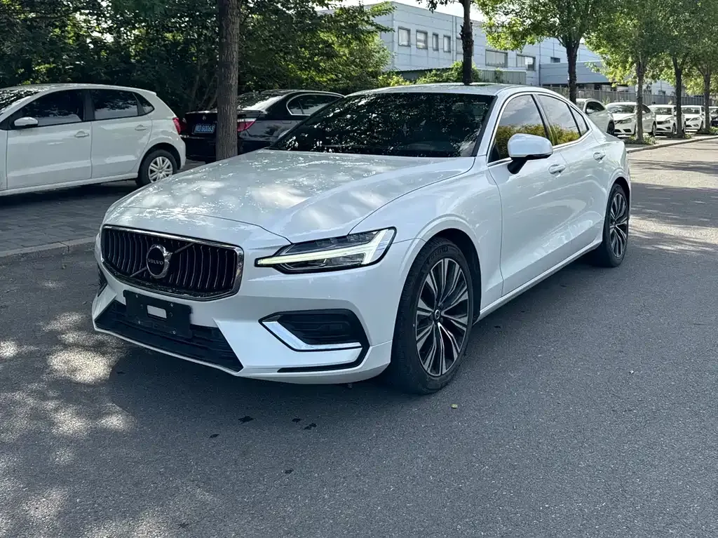 Volvo S60 — фото 1