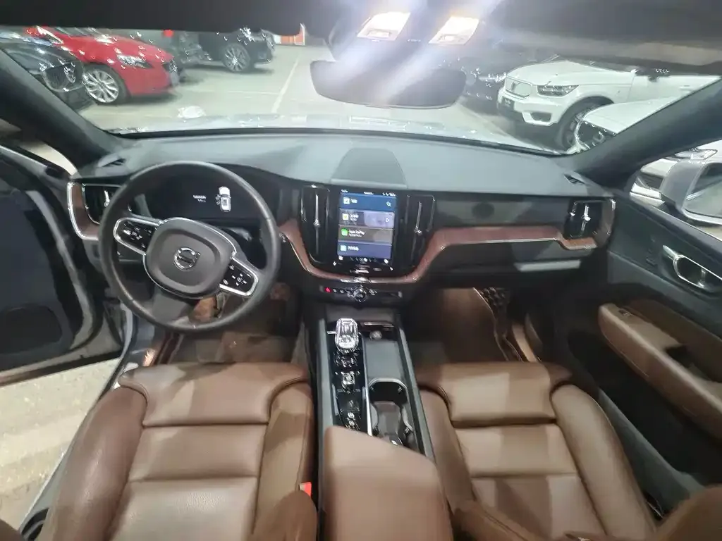 Volvo XC60 — фото 10