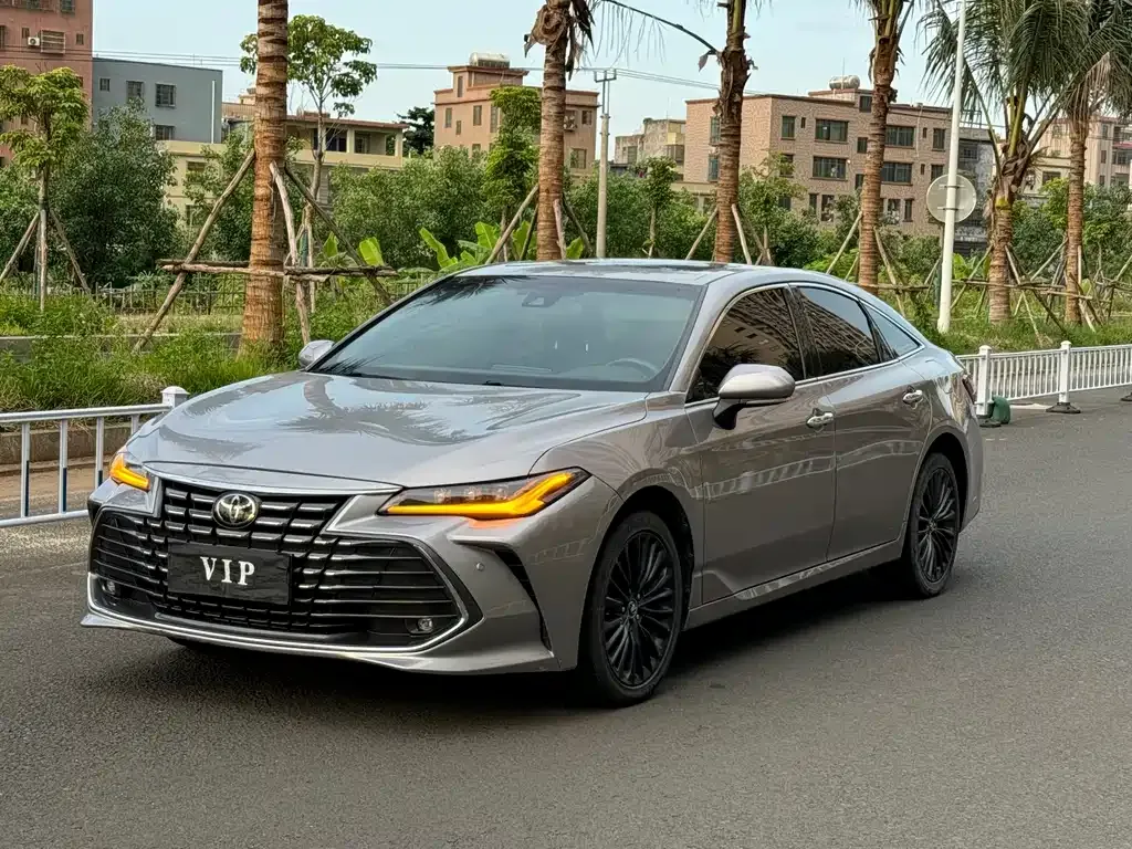 Toyota Avalon — фото 1
