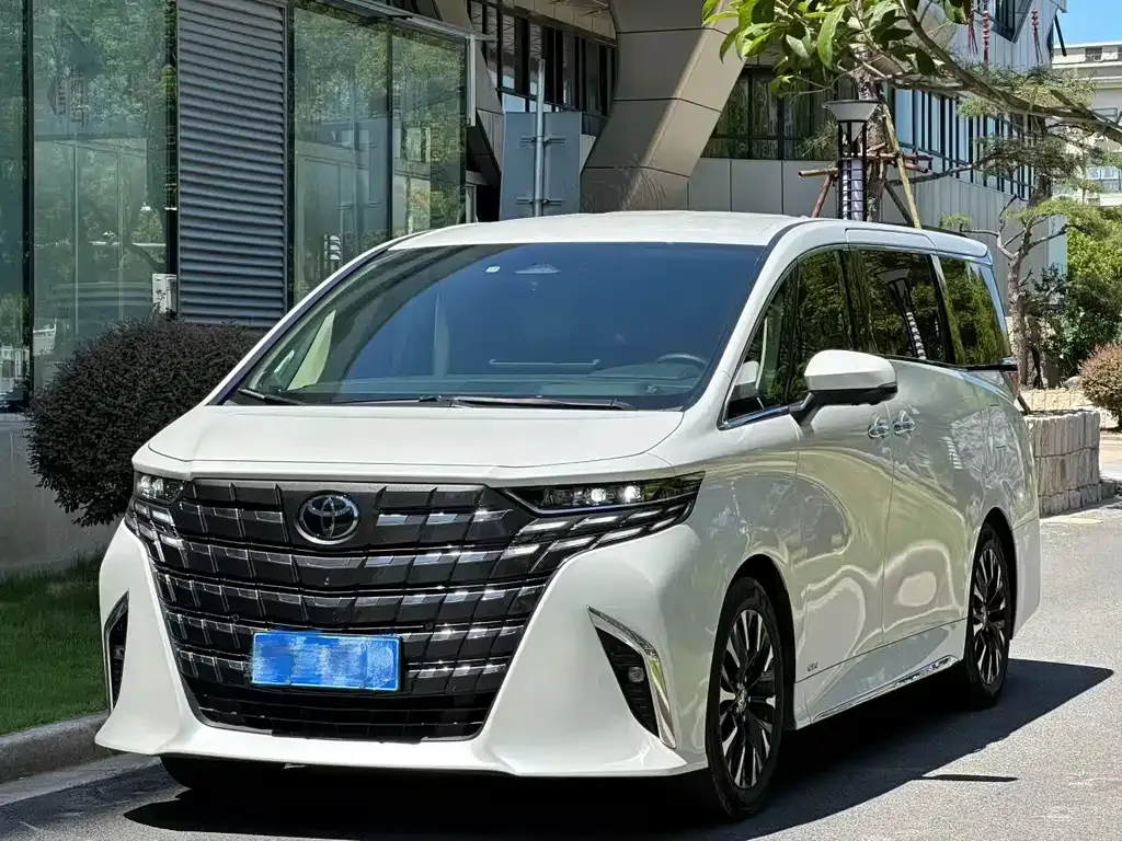 Toyota Alphard — фото 1