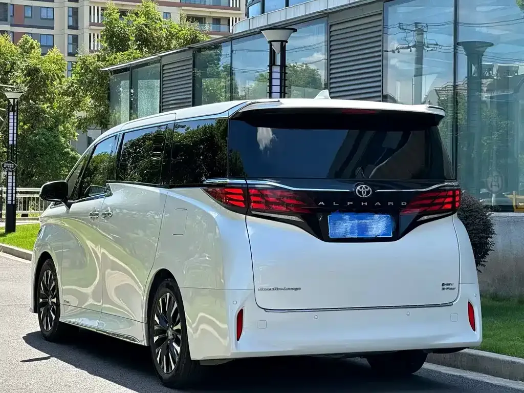 Toyota Alphard — фото 2