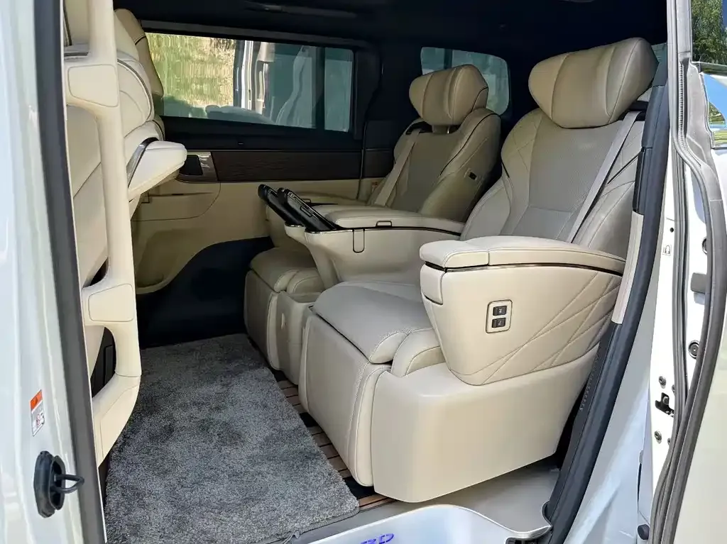 Toyota Alphard — фото 4