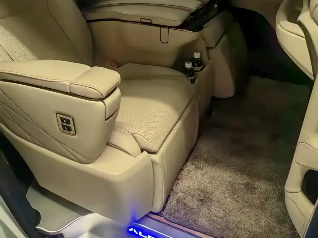 Toyota Alphard — фото 9