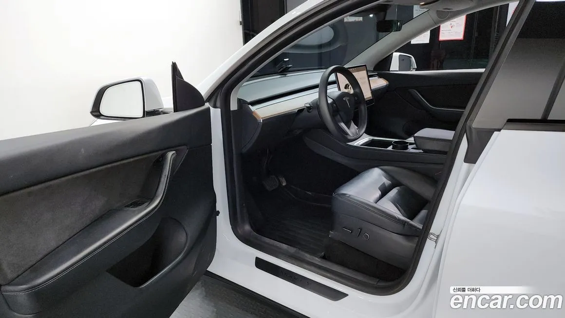 Tesla Model Y — фото 10