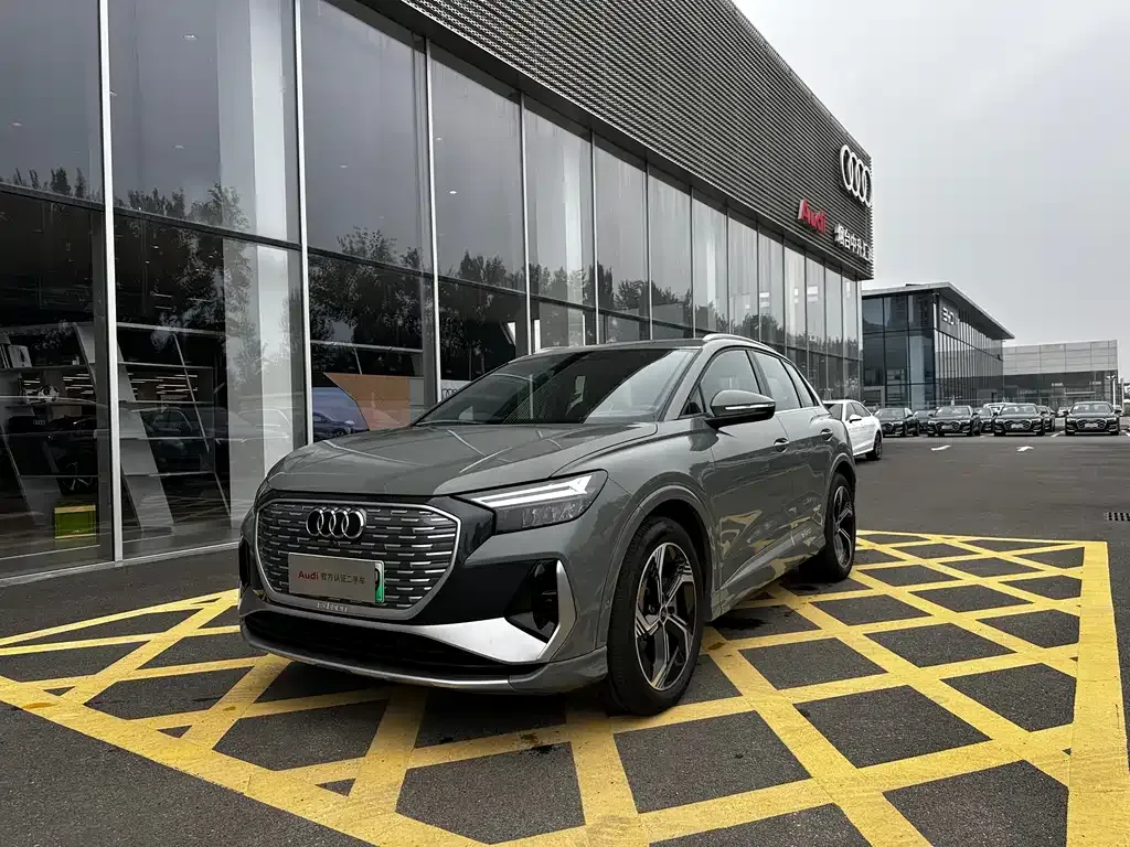 Audi Q4 e-tron — фото 1
