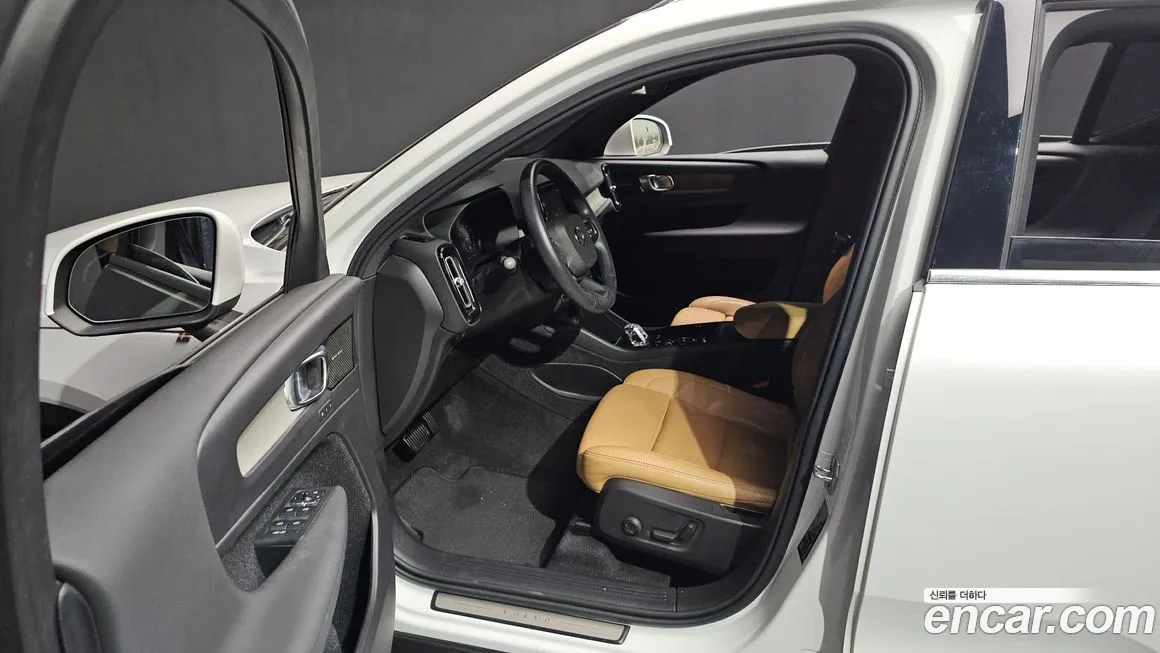 Volvo XC40 — фото 10