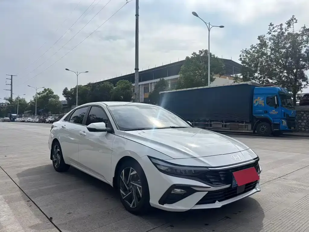 Hyundai Elantra — фото 1