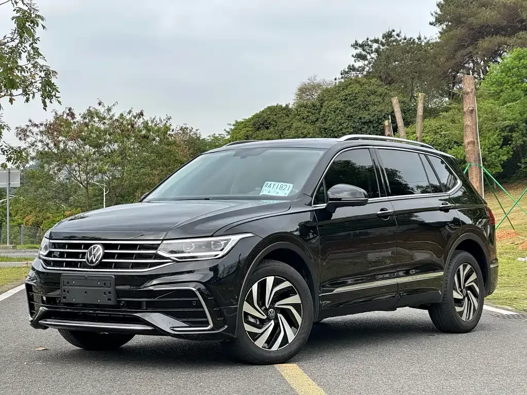 Volkswagen Tiguan L — фото 1
