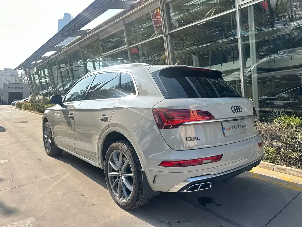 Audi Q5L — фото 10