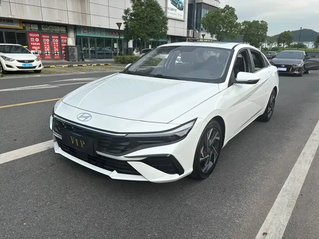 Hyundai Elantra — фото 1