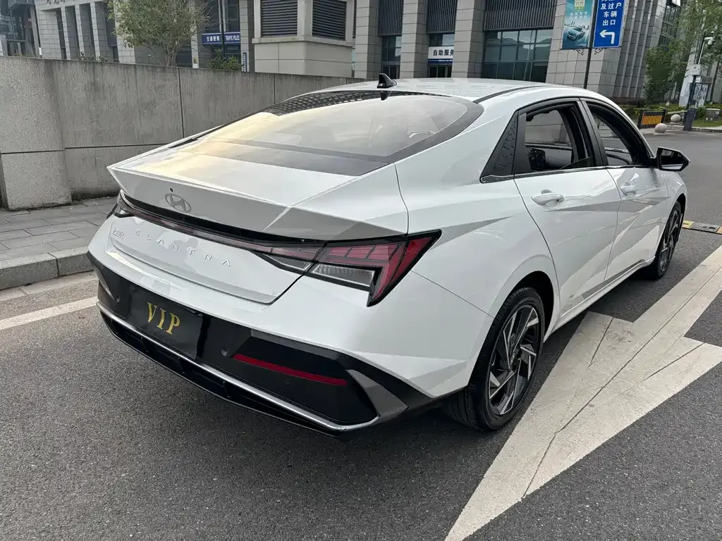 Hyundai Elantra — фото 10