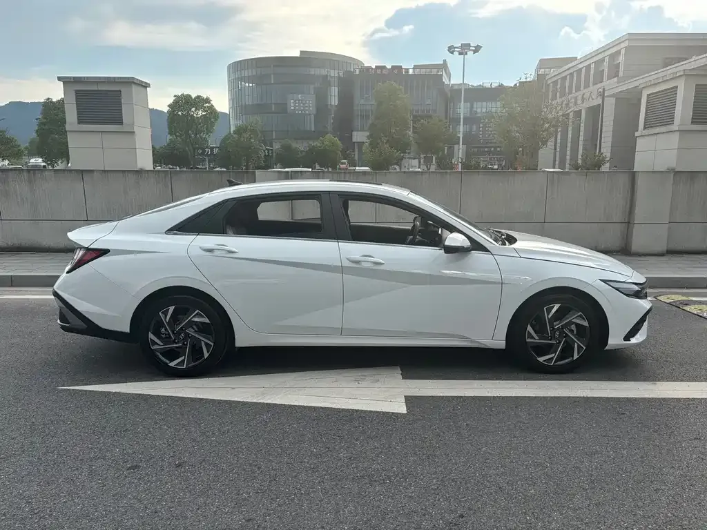 Hyundai Elantra — фото 4